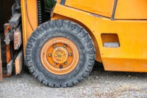 How to Choose the Best Forklift Tyres for Material Handling Tasks